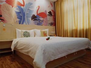 - une chambre avec un lit avec un oiseau dans l'établissement 7Days Inn Linhe Railway Station, à Bayannuur