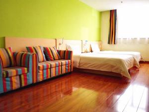 Un pat sau paturi într-o cameră la 7Days Inn Weinan Jiefang Road railway station