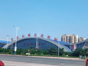 un gran edificio con escritura china en el techo en 7Days Inn Dezhou Qihe Coach Terminal, en Huadian