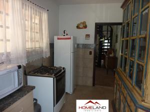 a kitchen with a refrigerator and a stove in it at Alugo linda casa de campo perto de São Paulo com ótimo jardim, piscina e lareira. in Sará-Sará