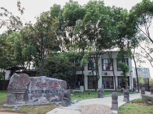 a stone sign in front of a building at 7Days Premium Zhuzhou Yangtze River Road Central Hospital in Zhuzhou