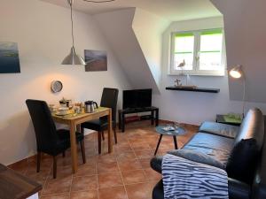 Kirchseeblick 5&6 في Kirchdorf: غرفة معيشة مع أريكة وطاولة