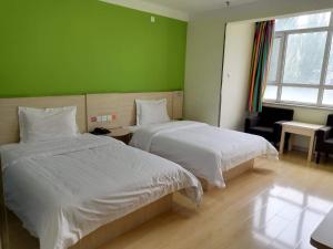 Ένα ή περισσότερα κρεβάτια σε δωμάτιο στο 7Days Inn Dongsheng Railway Station