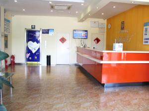 un vestíbulo de un hospital con un mostrador y una farmacia en 7Days Inn Rizhao Development Zone, en Rizhao