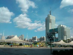 uma cidade com um edifício alto ao fundo em 7Days Premium Changsha Sanyi Avenue Guofangkeda em Changsha