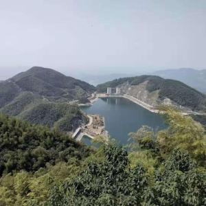 una vista aerea su un lago in montagna di 7Days Premium Wangcheng Walking Street a Changsha
