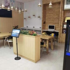 un ristorante con bancone, tavolo e sedie di 7Days Premium Wangcheng Walking Street a Changsha