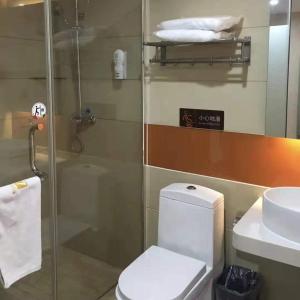 ein Bad mit einer Dusche, einem WC und einem Waschbecken in der Unterkunft 7Days Premium Wangcheng Walking Street in Changsha