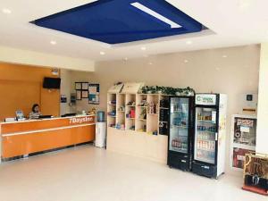una tienda con un techo azul en una tienda en 7Days Inn Suzhou Xuguan, en Suzhou