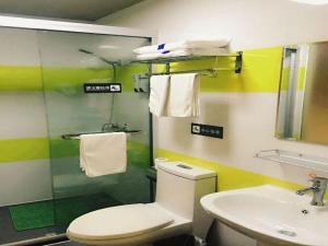 un baño con inodoro y lavabo en 7Days Inn Suzhou Xuguan, en Suzhou