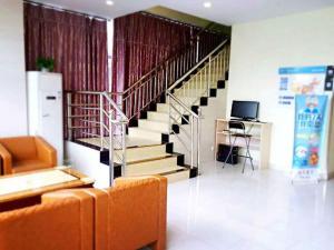 Una sala de estar con una escalera y un sofá. en 7Days Inn Suzhou Xuguan, en Suzhou 10 fotos más
