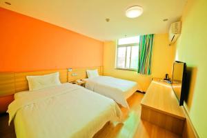 Кровать или кровати в номере 7Days Inn Ankang Ba Shandong Road Anyunsi