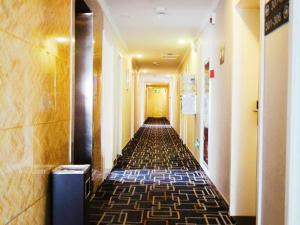 a long hallway with a long floor of tiles at 7Days Inn Yulin south gate bus station in Yulin