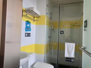 Ванная комната в 7Days Inn Tongliao Civil Aviation Road