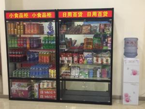 una nevera llena de comida y bebida en una tienda en 7Days Inn Yanan East Street Bus Station, en Yan'an