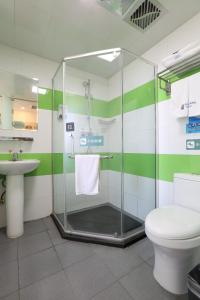 Quyang的住宿－7天酒店·保定曲阳太行路汽车站店，带淋浴、卫生间和盥洗盆的浴室