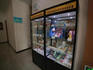 una tienda con una vitrina con medicamentos en 7Days Inn Suzhou Industrial Park Sheng Pu Tongjiang Road, en Suzhou