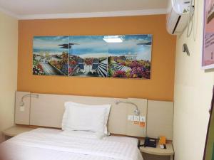 Tempat tidur dalam kamar di 7Days Inn Xuancheng High Speed Station