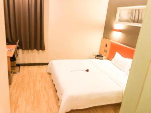 1 dormitorio con 1 cama blanca grande en una habitación en 7Days Premium Chongqing Fuling Riverside Avenue, en Fuling