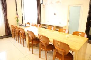 una sala conferenze con un lungo tavolo e sedie di 7Days Premium Shihezi Recreation Plaza Merino Museum a Shihezi