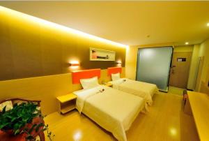Ένα ή περισσότερα κρεβάτια σε δωμάτιο στο 7Days Premium Shihezi Recreation Plaza Merino Museum