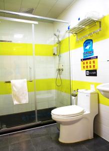 uma casa de banho com um chuveiro, um WC e um lavatório. em 7Days Inn Chongqing Yunyang passenger terminal station em Shuangjiang