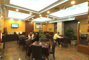 een groep mensen die aan tafel zitten in een restaurant bij Golden Swallow Hotel in Hsinchu City