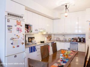 O bucătărie sau chicinetă la BEAUTIFUL SEASIDE TOWN Apartment with SAUNA and on-premise RESTAURANTS GYM ,SUPERMARKET +28 fotografii