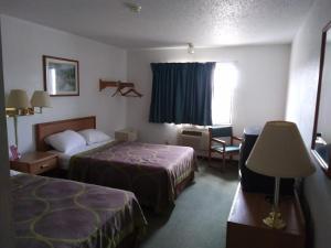 ein Hotelzimmer mit 2 Betten und einem Fenster in der Unterkunft Amerihost Inn & Suites in Kingdom City