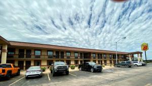 Gallery image of Super 8 by Wyndham Shawnee in Shawnee