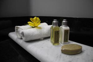 a counter with towels and two bottles of soap and a cookie at Hotel Love It Consulado in Guadalajara