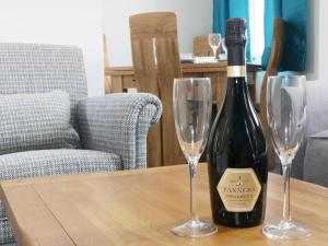 eine Flasche Wein und zwei Weingläser auf einem Tisch in der Unterkunft 7 Monkmoor Road in Shrewsbury