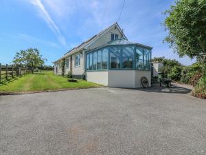 ein Haus mit Glasfenstern an der Seite in der Unterkunft Woolly Welcome in Penzance