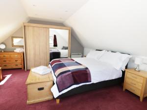 a bedroom with a bed and a large mirror at Woodstock Lodge in Broadwas