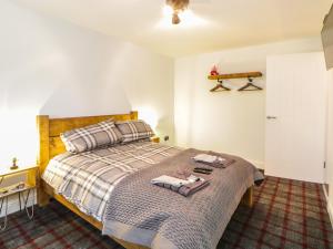 una camera da letto con un letto e due asciugamani di 1 Middleton Cottage a Caputh