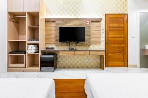 pokój hotelowy z 2 łóżkami i telewizorem z płaskim ekranem w obiekcie Starry Home w mieście Xiao Liuqiu