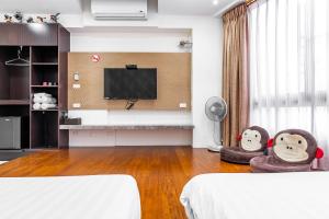 sypialnia z dwoma pluszakami siedzącymi na podłodze w obiekcie Starry Home w mieście Xiao Liuqiu