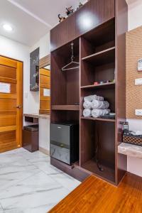 una cocina con estanterías de madera y una puerta en Starry Home en Xiaoliuqiu