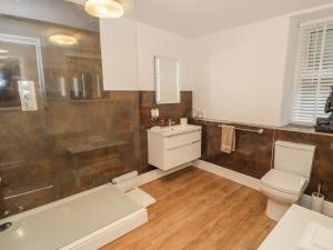 un bagno con un water, un lavandino e una vasca di Llys Madoc a Porthmadog Altre 8 foto