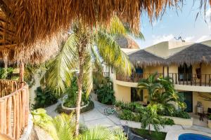 um resort com palmeiras e uma piscina em Villas Akalan em Tulum