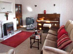 uma sala de estar com um sofá e uma lareira em Loningside em Wombourn
