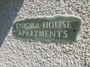 ウィンダミアにあるNutkinsの壁にエミマ ハウス アパートメンツ