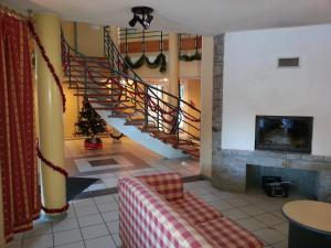 ein Wohnzimmer mit einer Treppe und einem Weihnachtsbaum in der Unterkunft Résidence des 3 Césars in Aulus-les-Bains