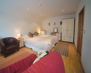 Habitación de hotel con 2 camas y sofá en Down Ende House Accommodation en Looe