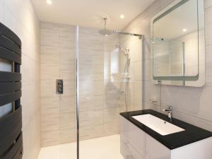 Un baño con ducha de cristal y lavabo. en An Drowes, en Newquay 15 fotos más