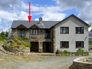 a house with a red arrow on top of it at Llety'r Bugail in Dolgellau