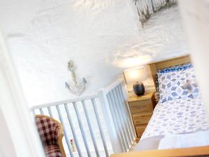 een slaapkamer met een bed en een wit plafond bij Hele Stone Cottage in Launceston