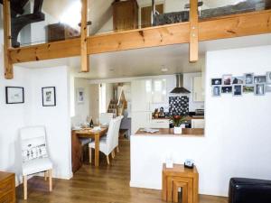 sala de estar con cocina y comedor en Eglwys St Cynfil en Pwllheli