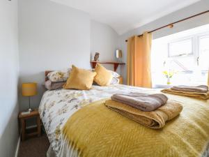 - une chambre avec un lit et des serviettes dans l'établissement 25 Parragate Road, à Cinderford