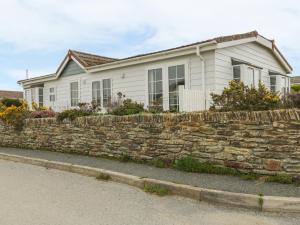 a white house behind a stone wall at 11 Pendarves in St Merryn